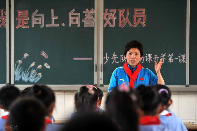 奇异世界斗鸡镇，热血少年关机立志成为一代鸡王“斗鸡侠“。 自挫败中挣扎成长，终究击败抨击打击的东洋斗鸡军人，成为一个年夜侠！犯我中华者虽远必诛！在漠北极西地带有一个斗鸡镇，关机是斗鸡镇的高手，但却因家道清贫，他与月兰相爱的工作遭到月父的否决，关机决议经由过程斗鸡年夜赛来证实本身。可就在斗鸡年夜赛的前一天，婶婶为了禁止关机斗鸡，把关机的斗鸡鸡关枪炖成了鸡汤，关机为此事悲伤不已，由于掉往鸡关枪没法参赛。当贰心灰意冷的时辰，他想起了爷爷临死前的绝笔，又想起了月兰的鼓动勉励，关机决议分开斗鸡镇寻觅更壮大的斗鸡，在戈壁中碰到了鸡圣伯文，关机欲拜其为师，但此时东瀛人井上吉尊来到华夏，引出了5年前关机爷爷关傲天和鸡伯与东瀛人的斗鸡争霸商定，为了实现爷爷的遗言并将东瀛人赶出斗鸡镇，关机用爷爷关傲天的战役鸡克服井上吉尊，呼吁镇平易近兴起勇气抵挡，终究将东瀛人赶出华夏。